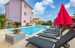 3 Bedroom Nice Apartment In Valbandon